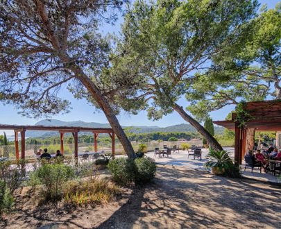 jardin exterieur avec espaces avec des chaises