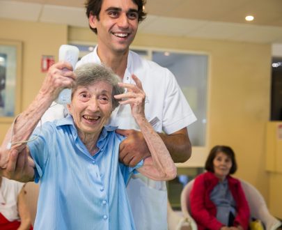 Un homme et une femme souriants dans un ehpad