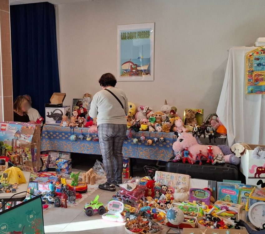 Hall du Pôle Gériatrique de Mar Vivo, avec des stands de jouets pour enfants