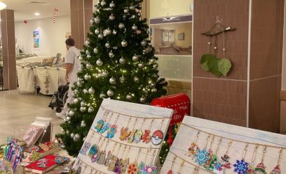 Sapin de Noël et stand de porte-clés en perles dans le hall du pôle gériatrique de Mar vivo.