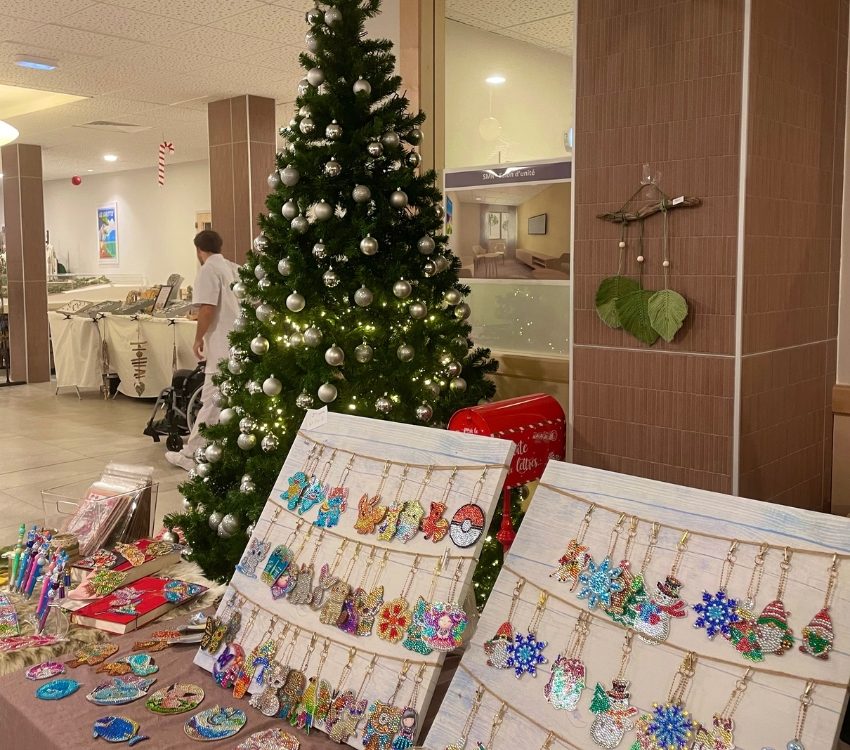 Sapin de Noël et stand de porte-clés en perles dans le hall du pôle gériatrique de Mar vivo.
