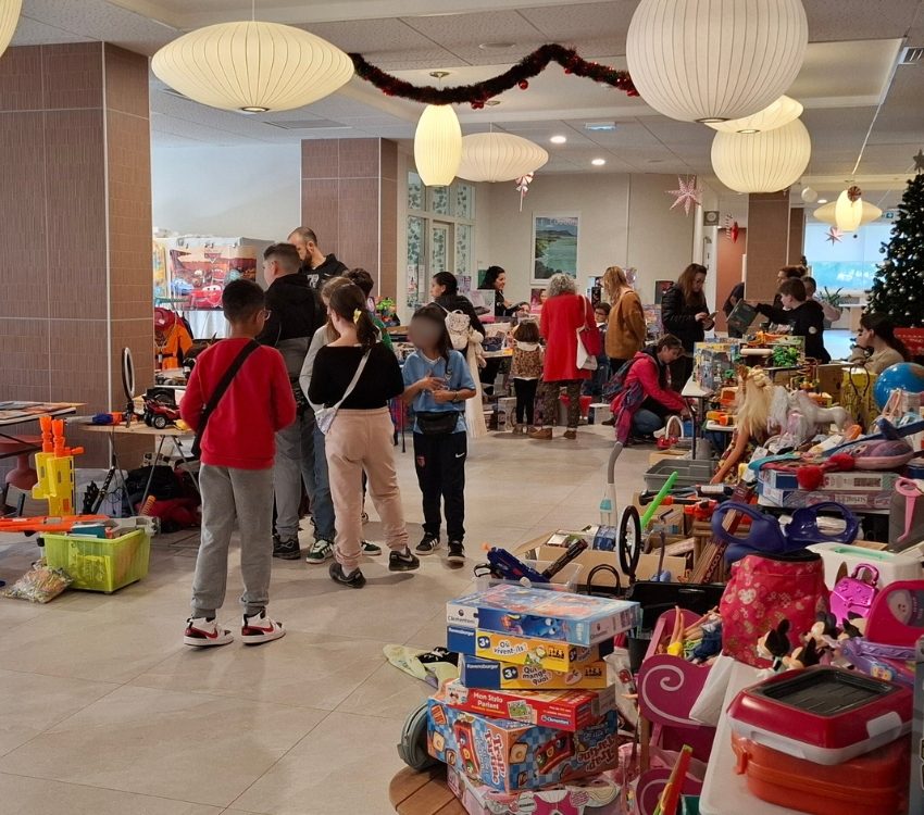 Hall du Pôle Gériatrique de Mar Vivo, avec des stands de jouets pour enfants